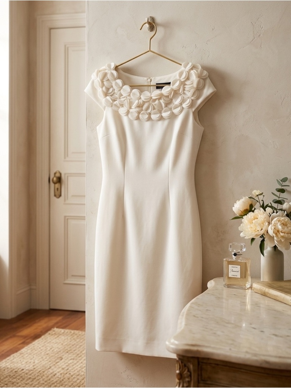 White cap sleeve knee length lined sheath cocktail dress Medium circle detail